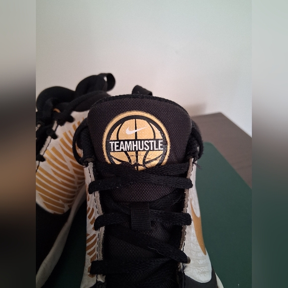 Nike Team Hustle D9 Mid Black Metallic Gold Basketball Shoes Size 5Y - Picture 4 of 7